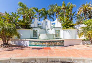 Wonderful three bedroom, south east facing duplex penthouse in the exclusive and gated community of Monte Paraiso on the Golden Mile