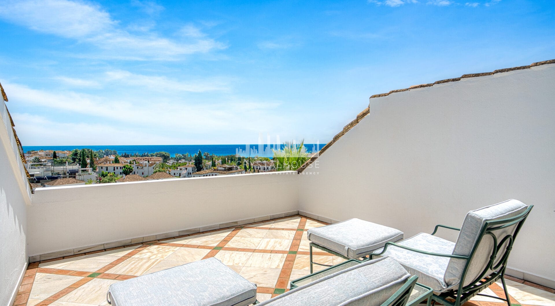 Wonderful three bedroom, south east facing duplex penthouse in the exclusive and gated community of Monte Paraiso on the Golden Mile