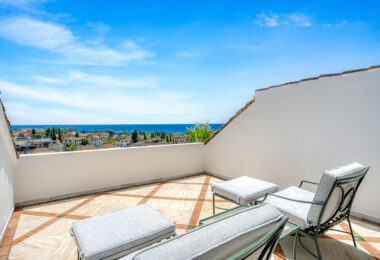 Wonderful three bedroom, south east facing duplex penthouse in the exclusive and gated community of Monte Paraiso on the Golden Mile