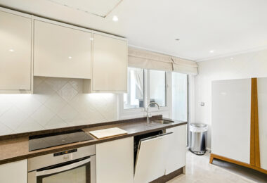 Wonderful three bedroom, south east facing duplex penthouse in the exclusive and gated community of Monte Paraiso on the Golden Mile