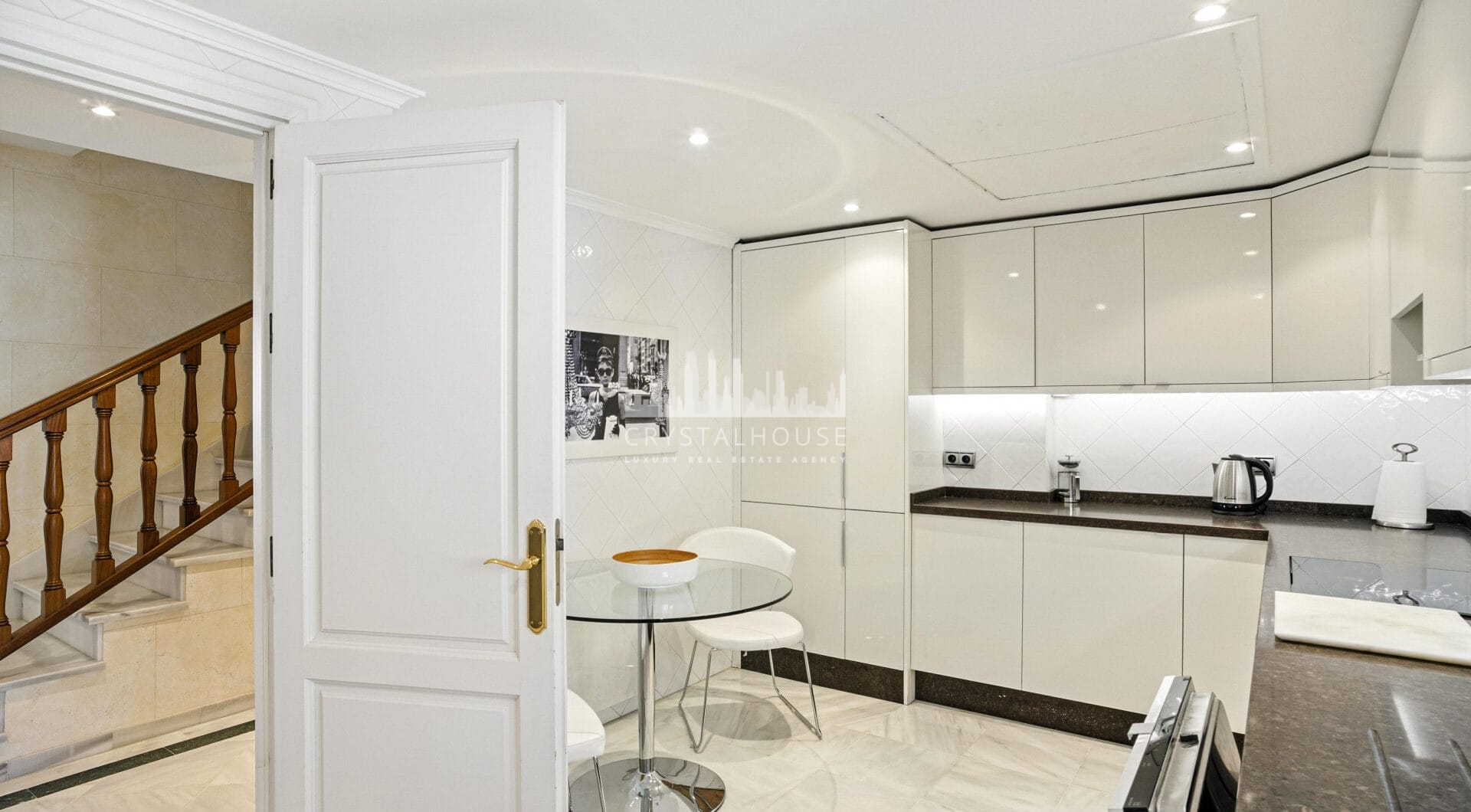 Wonderful three bedroom, south east facing duplex penthouse in the exclusive and gated community of Monte Paraiso on the Golden Mile