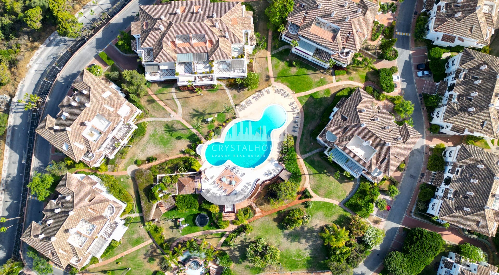 Wonderful three bedroom, south east facing duplex penthouse in the exclusive and gated community of Monte Paraiso on the Golden Mile