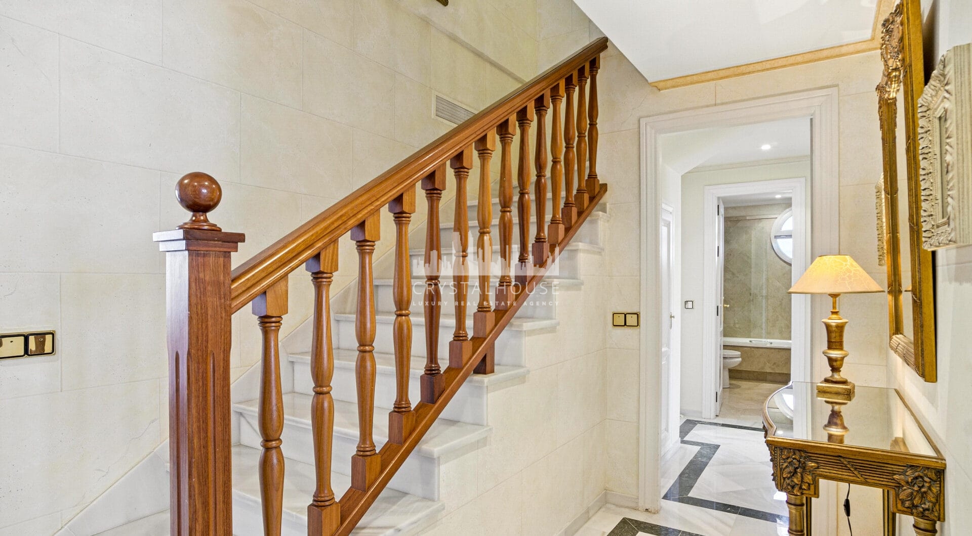 Wonderful three bedroom, south east facing duplex penthouse in the exclusive and gated community of Monte Paraiso on the Golden Mile