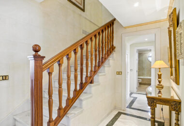 Wonderful three bedroom, south east facing duplex penthouse in the exclusive and gated community of Monte Paraiso on the Golden Mile