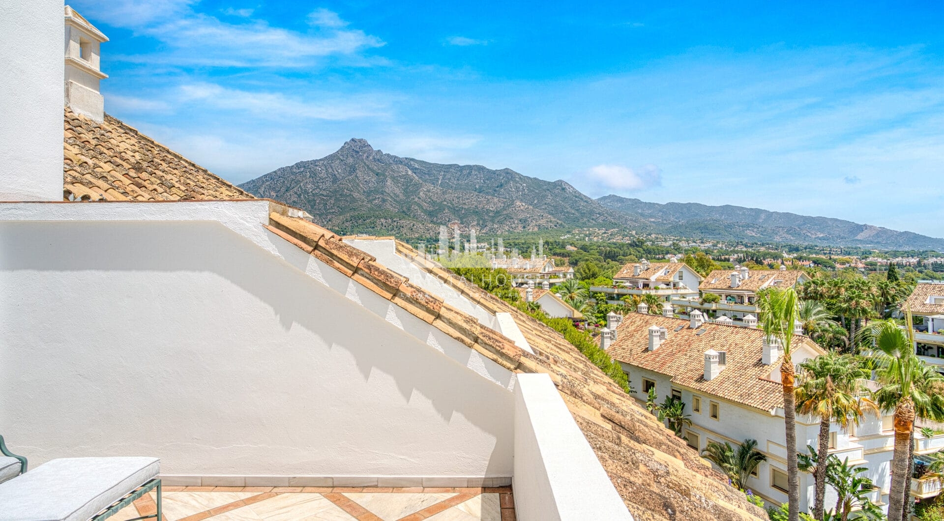 Wonderful three bedroom, south east facing duplex penthouse in the exclusive and gated community of Monte Paraiso on the Golden Mile