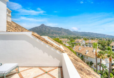 Wonderful three bedroom, south east facing duplex penthouse in the exclusive and gated community of Monte Paraiso on the Golden Mile