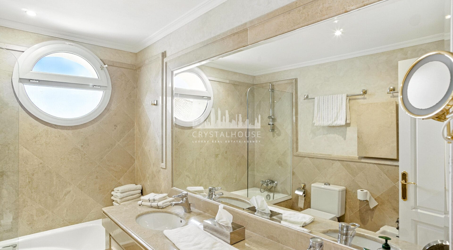Wonderful three bedroom, south east facing duplex penthouse in the exclusive and gated community of Monte Paraiso on the Golden Mile