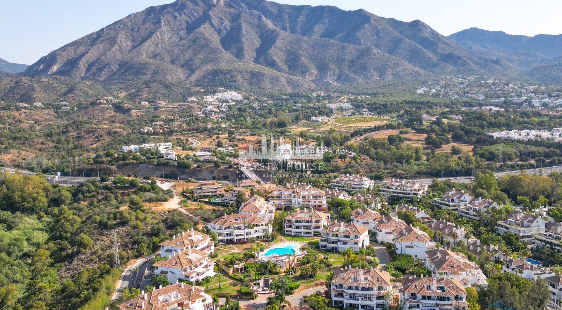 Wonderful three bedroom, south east facing duplex penthouse in the exclusive and gated community of Monte Paraiso on the Golden Mile
