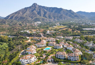 Wonderful three bedroom, south east facing duplex penthouse in the exclusive and gated community of Monte Paraiso on the Golden Mile