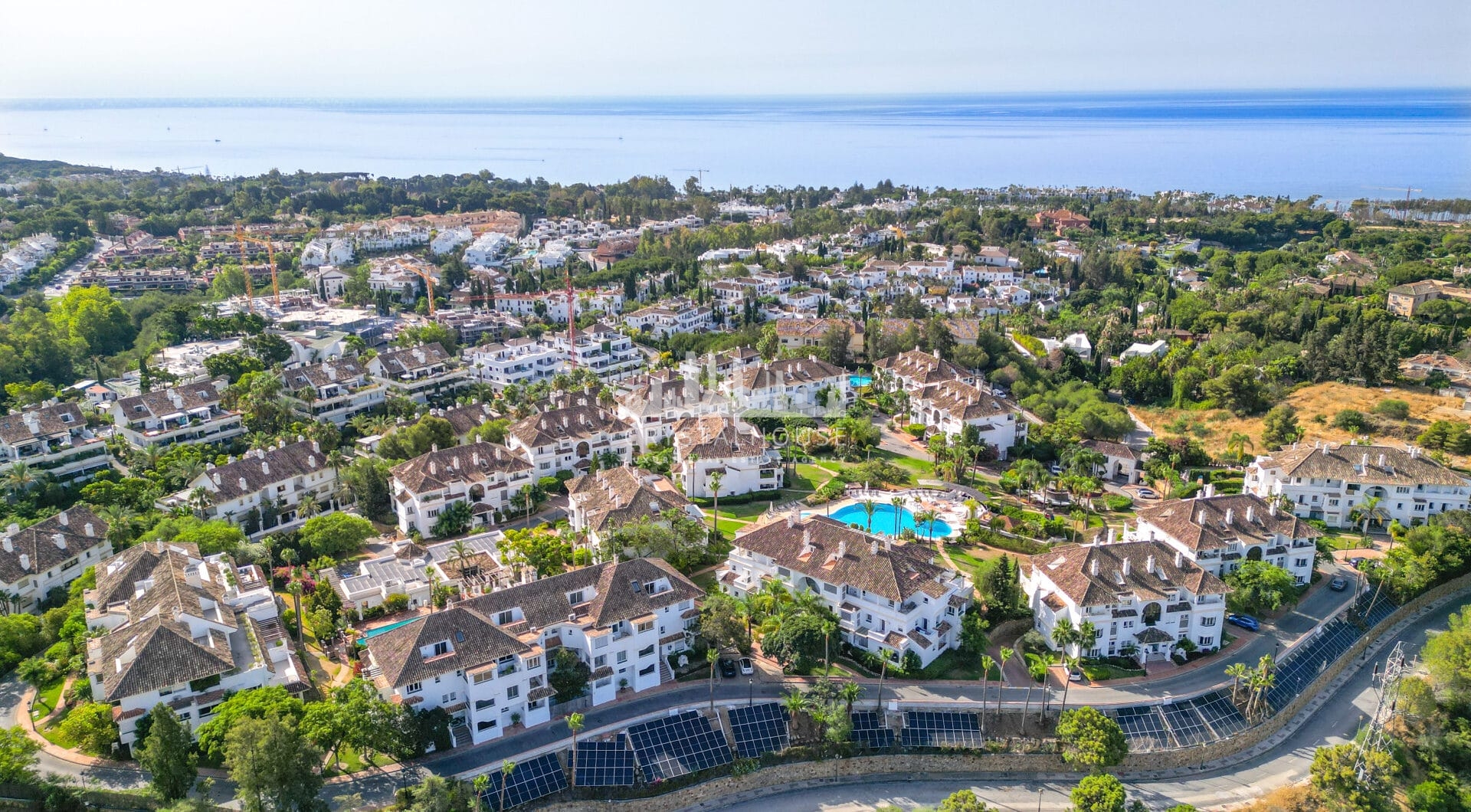 Wonderful three bedroom, south east facing duplex penthouse in the exclusive and gated community of Monte Paraiso on the Golden Mile