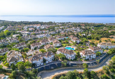 Wonderful three bedroom, south east facing duplex penthouse in the exclusive and gated community of Monte Paraiso on the Golden Mile