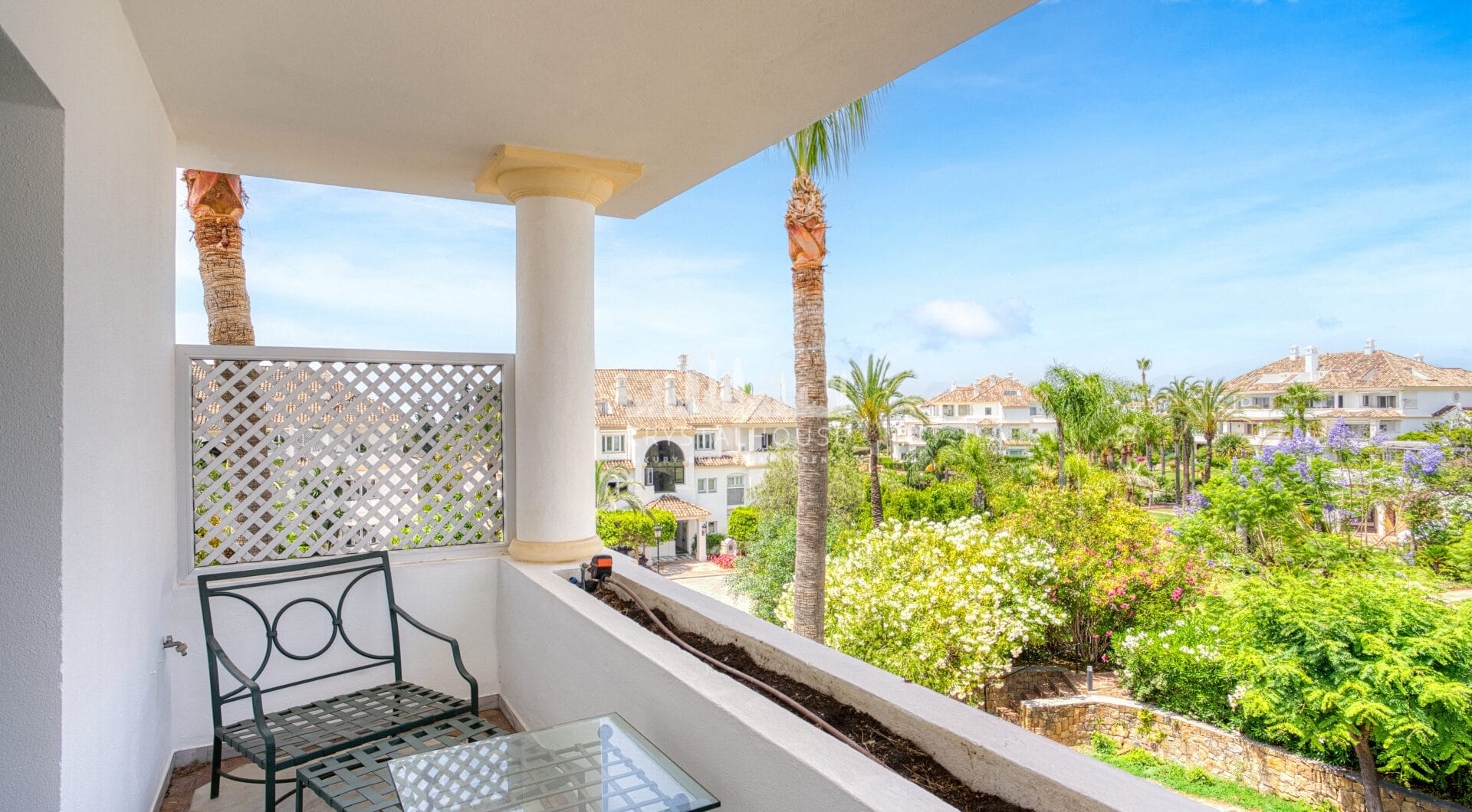 Wonderful three bedroom, south east facing duplex penthouse in the exclusive and gated community of Monte Paraiso on the Golden Mile