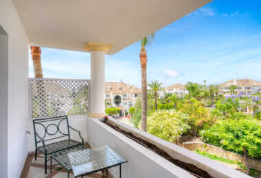 Wonderful three bedroom, south east facing duplex penthouse in the exclusive and gated community of Monte Paraiso on the Golden Mile
