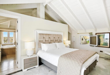 Wonderful three bedroom, south east facing duplex penthouse in the exclusive and gated community of Monte Paraiso on the Golden Mile