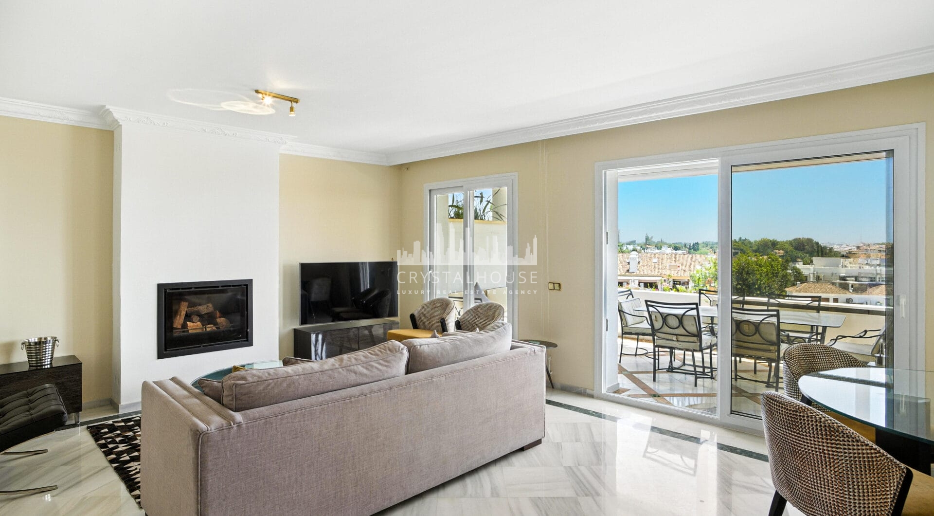 Wonderful three bedroom, south east facing duplex penthouse in the exclusive and gated community of Monte Paraiso on the Golden Mile