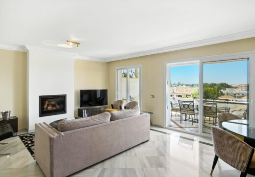 Wonderful three bedroom, south east facing duplex penthouse in the exclusive and gated community of Monte Paraiso on the Golden Mile