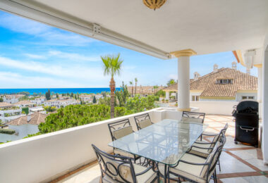 Wonderful three bedroom, south east facing duplex penthouse in the exclusive and gated community of Monte Paraiso on the Golden Mile