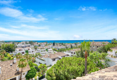 Wonderful three bedroom, south east facing duplex penthouse in the exclusive and gated community of Monte Paraiso on the Golden Mile