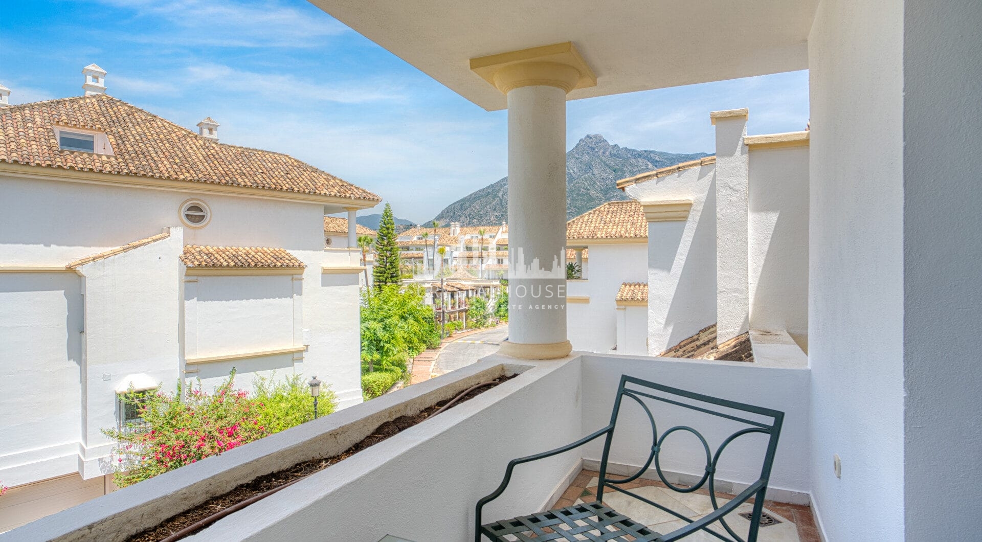 Wonderful three bedroom, south east facing duplex penthouse in the exclusive and gated community of Monte Paraiso on the Golden Mile