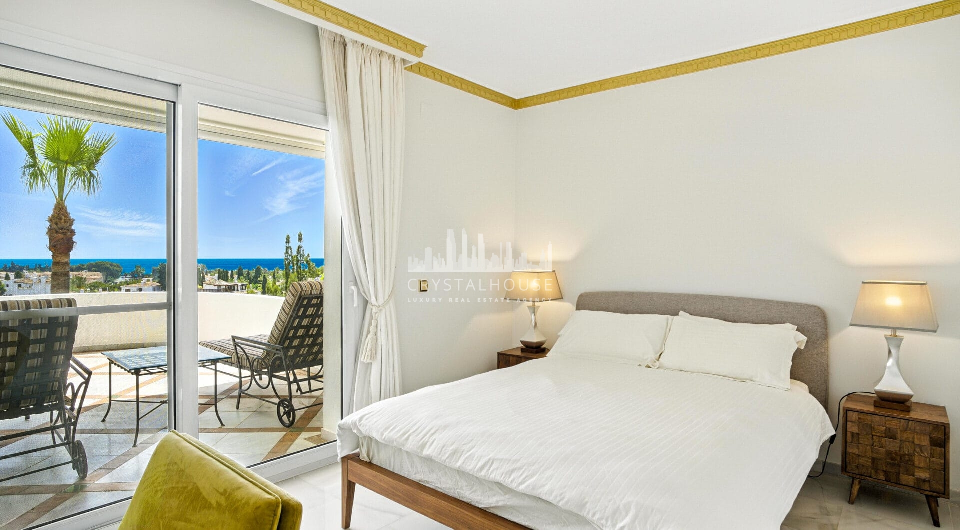 Wonderful three bedroom, south east facing duplex penthouse in the exclusive and gated community of Monte Paraiso on the Golden Mile