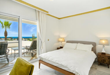 Wonderful three bedroom, south east facing duplex penthouse in the exclusive and gated community of Monte Paraiso on the Golden Mile