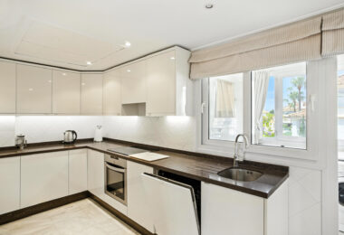 Wonderful three bedroom, south east facing duplex penthouse in the exclusive and gated community of Monte Paraiso on the Golden Mile