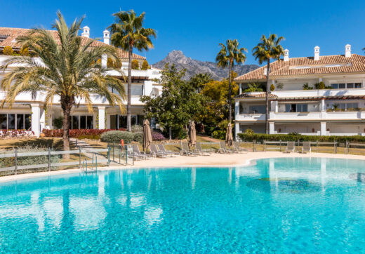 Wonderful three bedroom, south east facing duplex penthouse in the exclusive and gated community of Monte Paraiso on the Golden Mile
