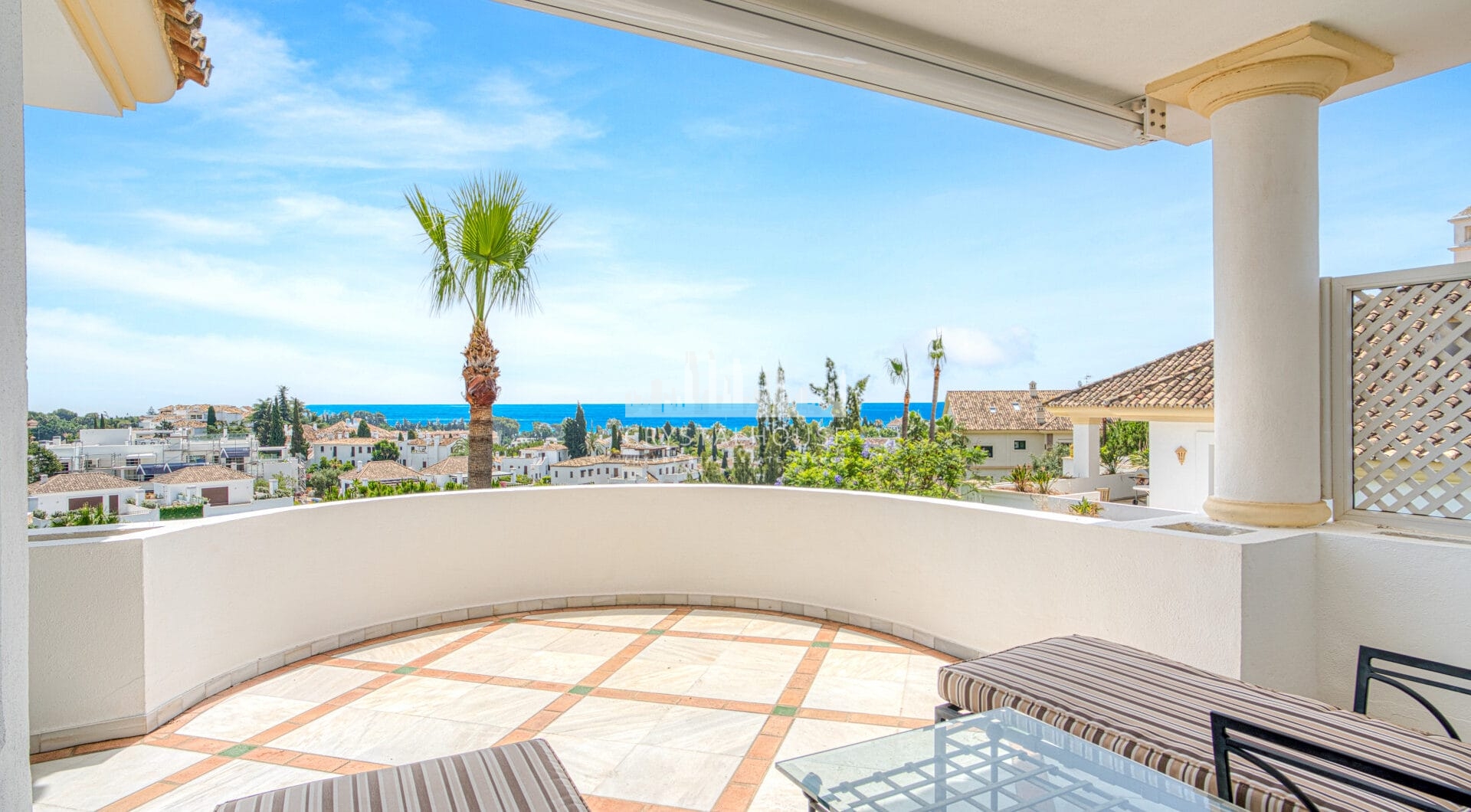 Wonderful three bedroom, south east facing duplex penthouse in the exclusive and gated community of Monte Paraiso on the Golden Mile