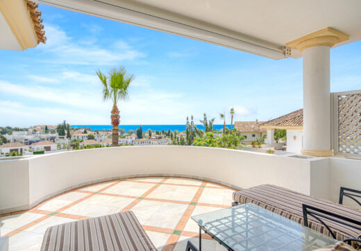 Wonderful three bedroom, south east facing duplex penthouse in the exclusive and gated community of Monte Paraiso on the Golden Mile