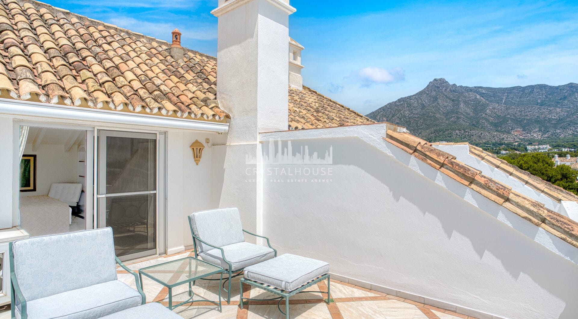 Wonderful three bedroom, south east facing duplex penthouse in the exclusive and gated community of Monte Paraiso on the Golden Mile