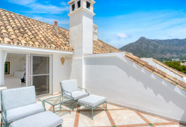 Wonderful three bedroom, south east facing duplex penthouse in the exclusive and gated community of Monte Paraiso on the Golden Mile