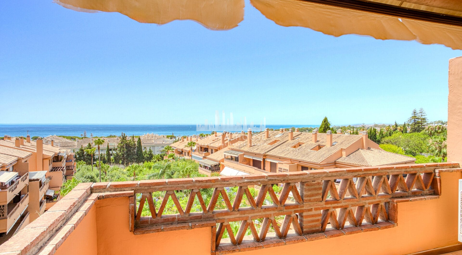 Beautiful, south facing three bedroom duplex penthouse, located in the gated community Costa Nagueles III