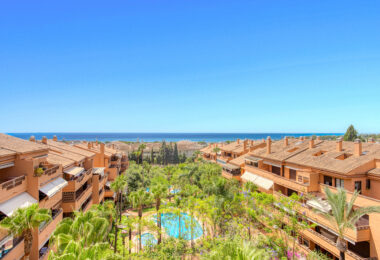 Beautiful, south facing three bedroom duplex penthouse, located in the gated community Costa Nagueles III