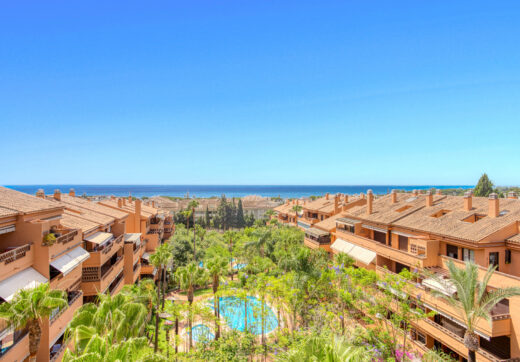 Beautiful, south facing three bedroom duplex penthouse, located in the gated community Costa Nagueles III