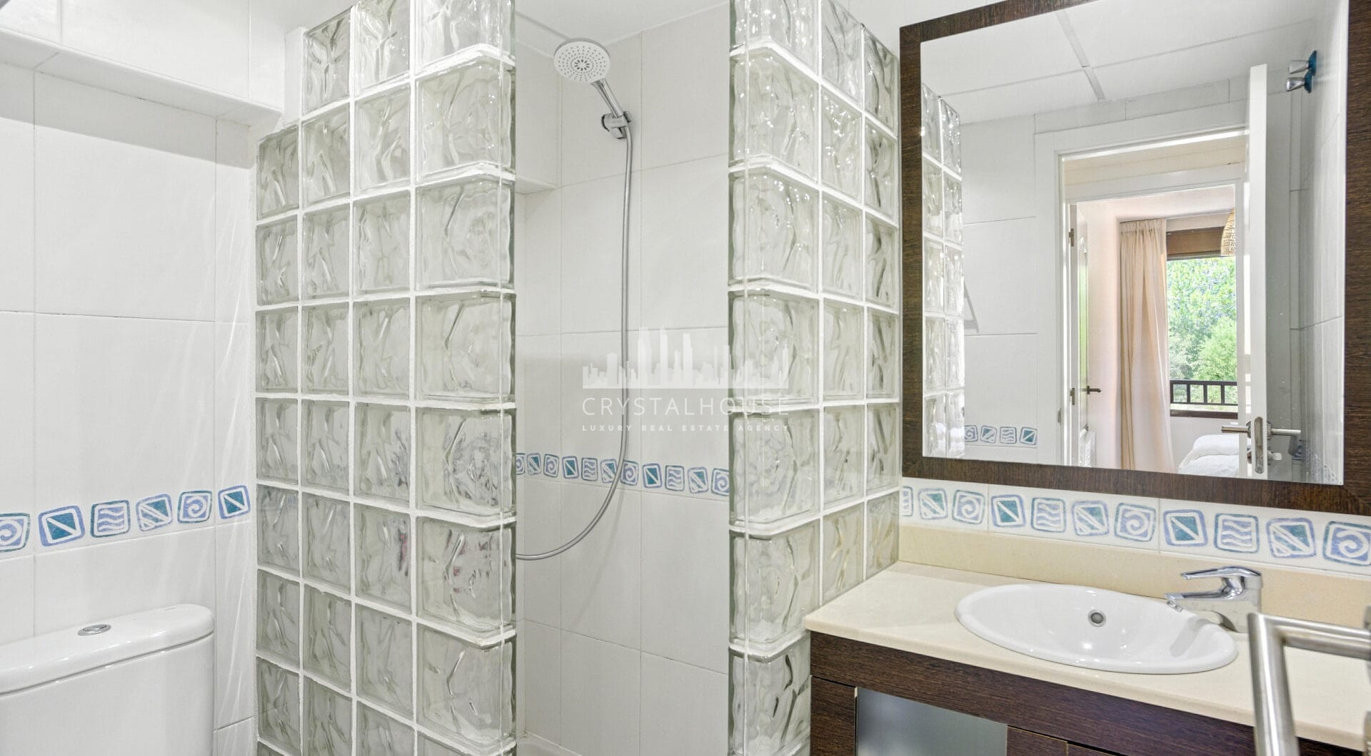 Beautiful, south facing three bedroom duplex penthouse, located in the gated community Costa Nagueles III