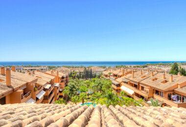 Beautiful, south facing three bedroom duplex penthouse, located in the gated community Costa Nagueles III