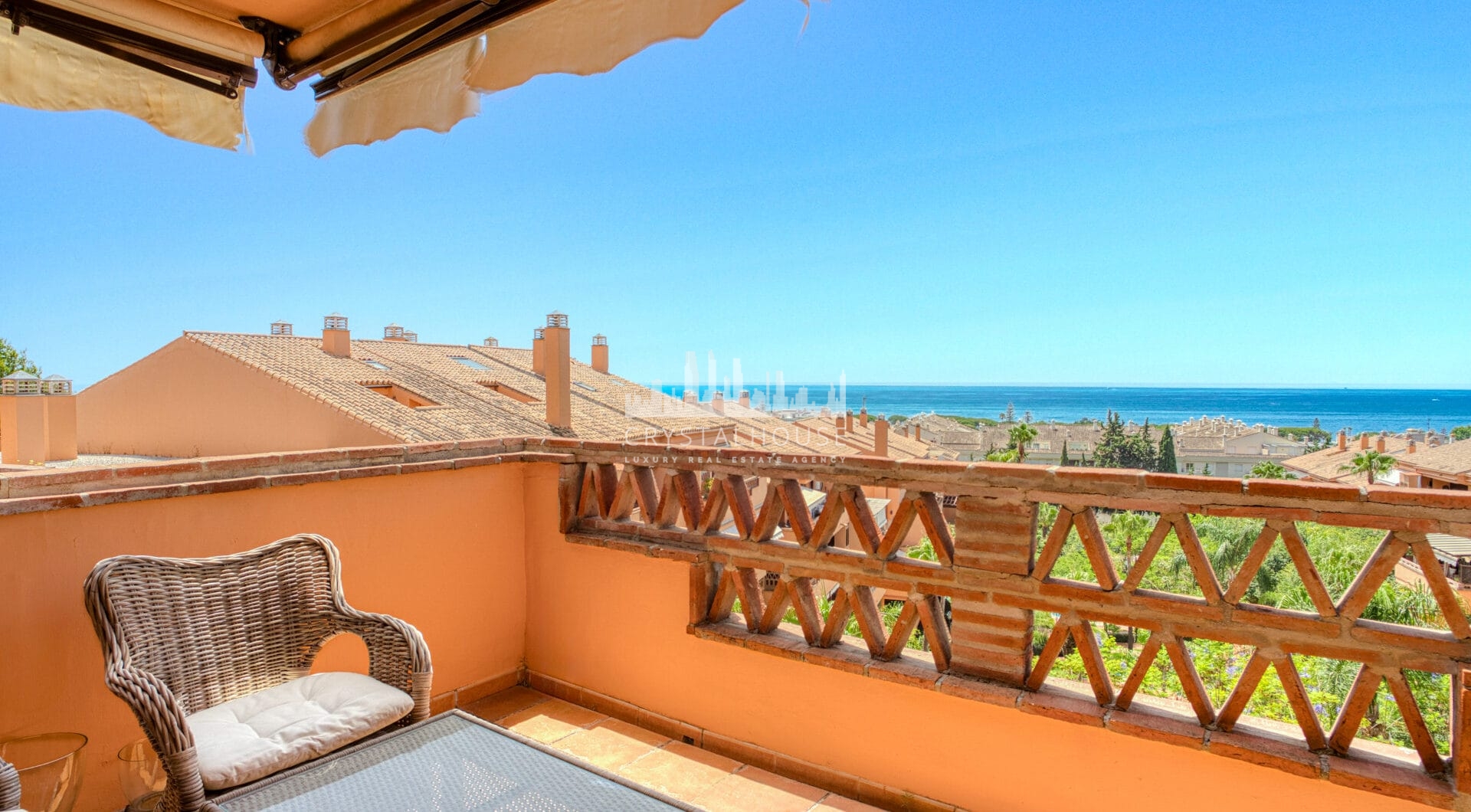 Beautiful, south facing three bedroom duplex penthouse, located in the gated community Costa Nagueles III