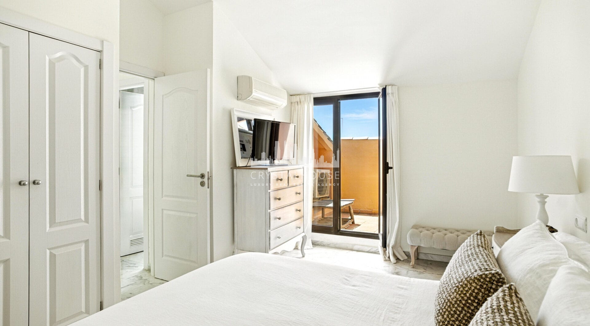 Beautiful, south facing three bedroom duplex penthouse, located in the gated community Costa Nagueles III
