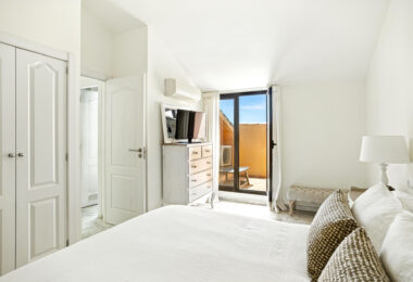 Beautiful, south facing three bedroom duplex penthouse, located in the gated community Costa Nagueles III