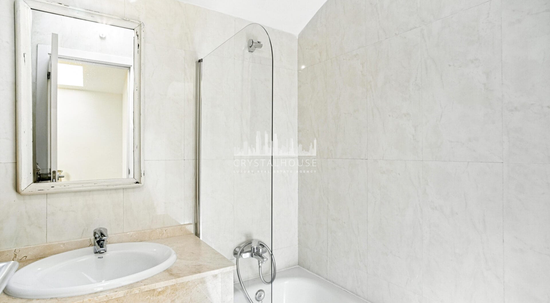 Beautiful, south facing three bedroom duplex penthouse, located in the gated community Costa Nagueles III
