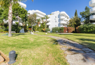 Impressive three bedroom, south facing duplex penthouse in the well-known and gated community Marbella Real