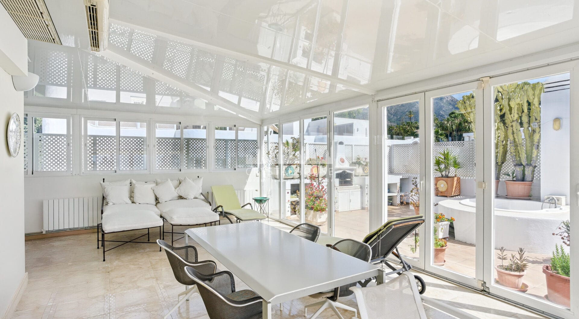 Impressive three bedroom, south facing duplex penthouse in the well-known and gated community Marbella Real