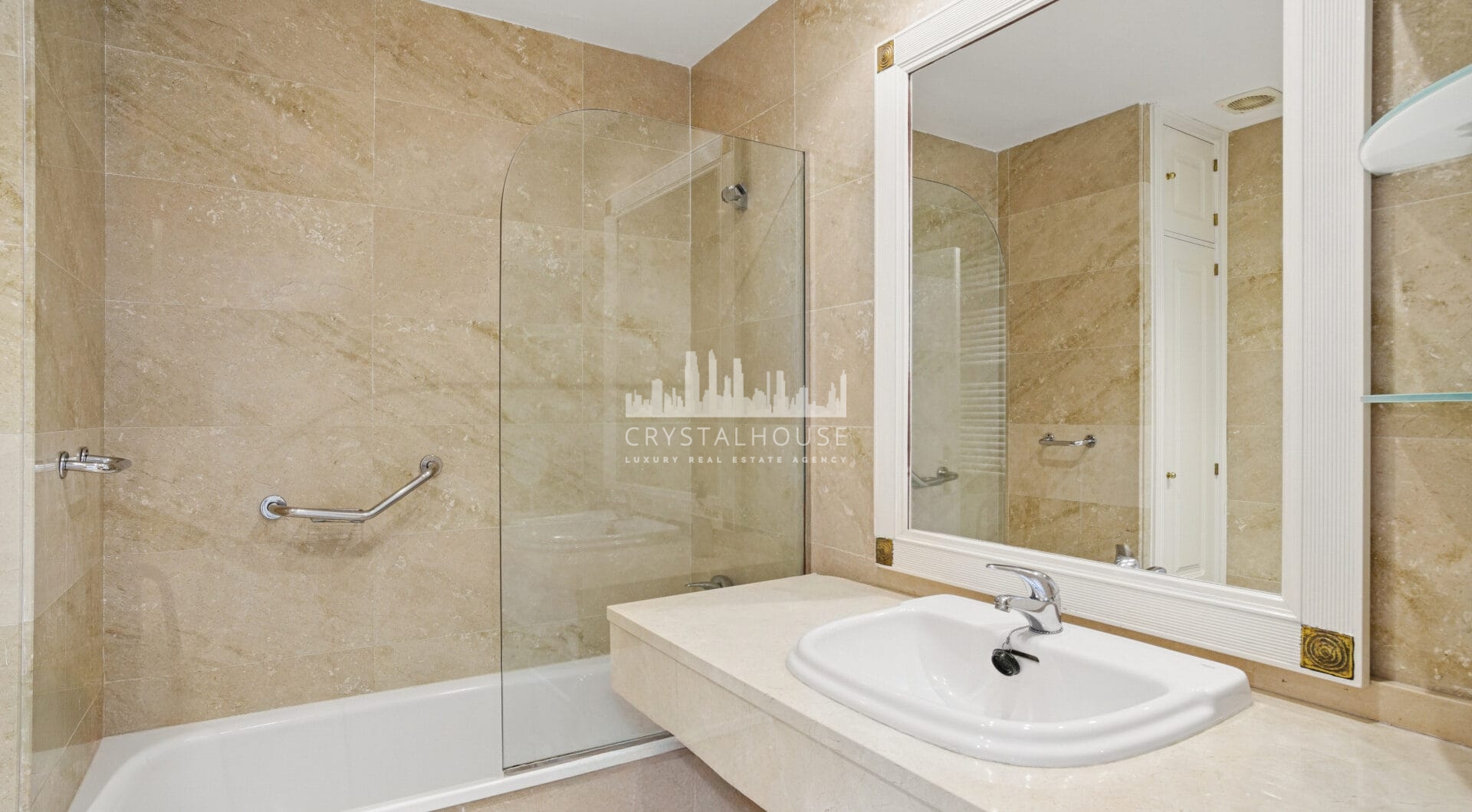 Impressive three bedroom, south facing duplex penthouse in the well-known and gated community Marbella Real