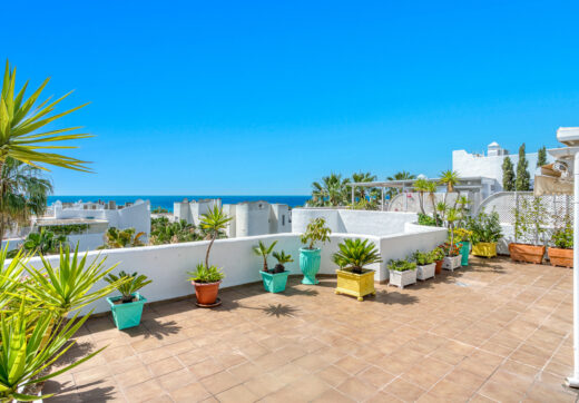 Impressive three bedroom, south facing duplex penthouse in the well-known and gated community Marbella Real