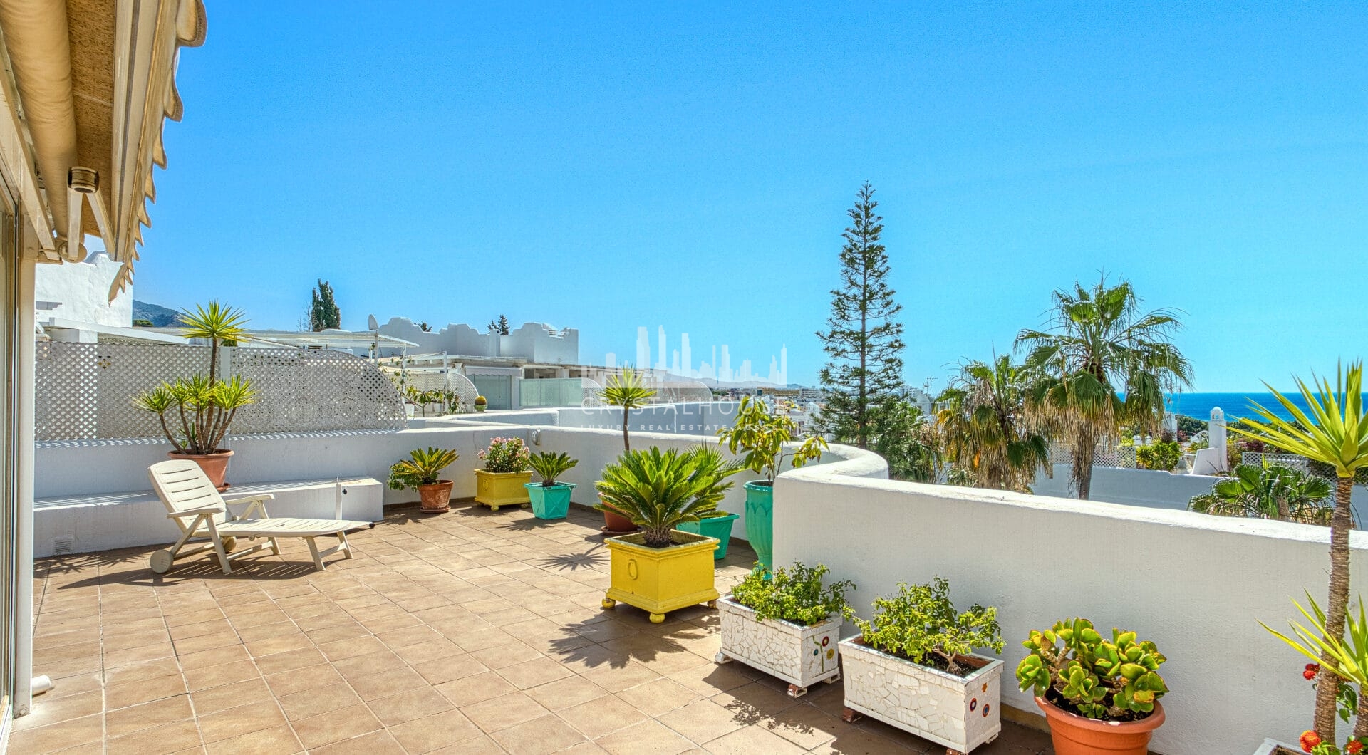 Impressive three bedroom, south facing duplex penthouse in the well-known and gated community Marbella Real