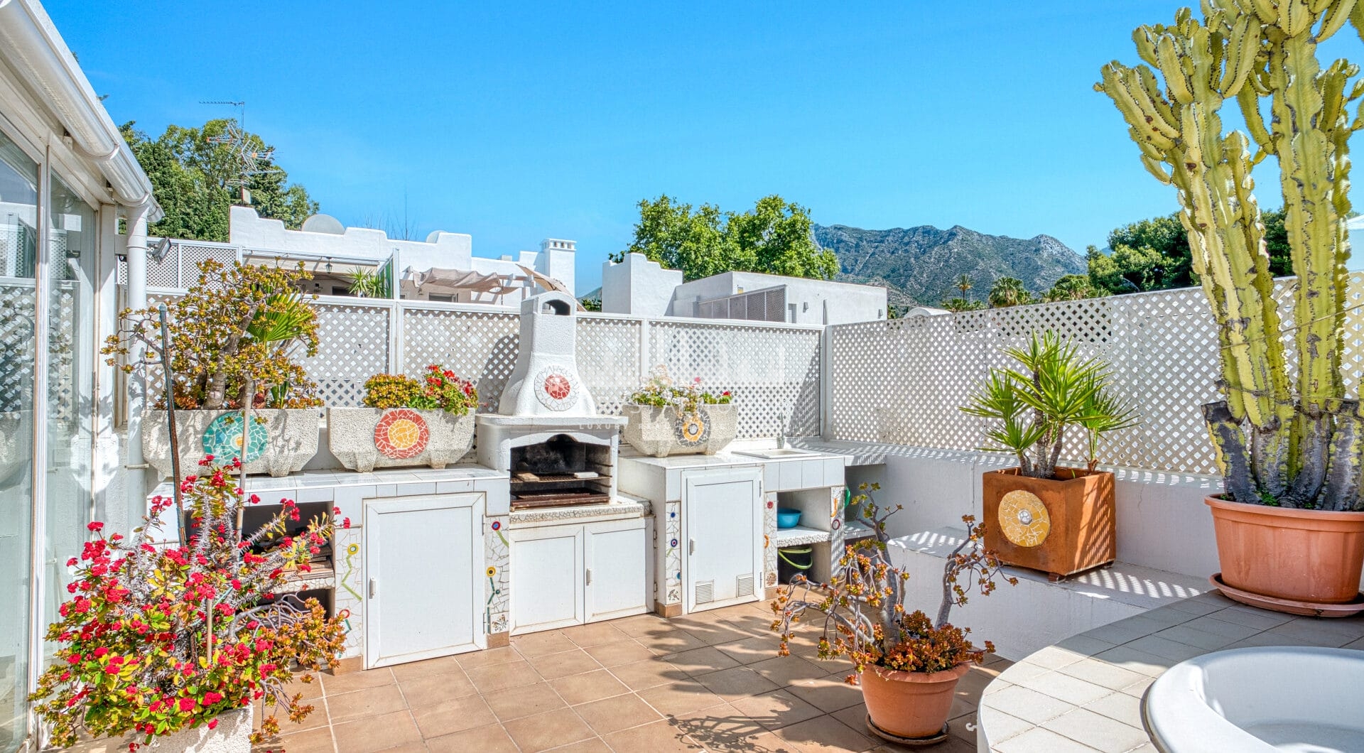Impressive three bedroom, south facing duplex penthouse in the well-known and gated community Marbella Real