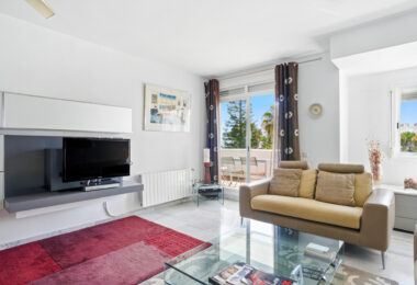 Impressive three bedroom, south facing duplex penthouse in the well-known and gated community Marbella Real