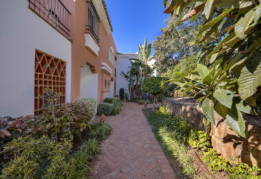 Spacious Townhouse in Los Almendros, Los Arqueros Golf