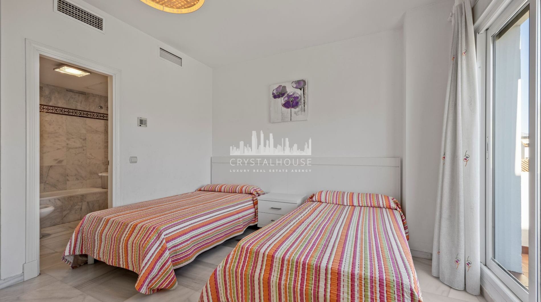 Live frontline beach in the exclusive El Saladillo Beach, Estepona