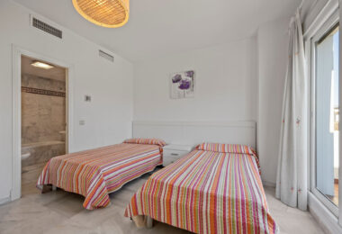 Live frontline beach in the exclusive El Saladillo Beach, Estepona